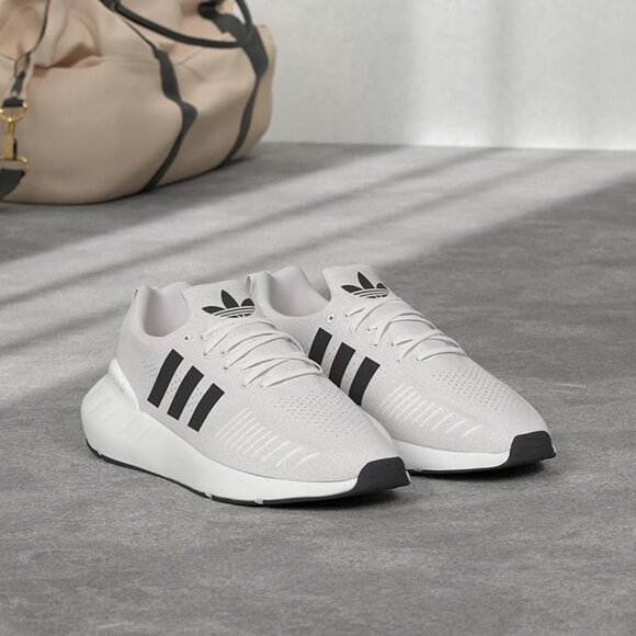 NWT Adidas Mens Swift Run 22 Size 13 main image 4